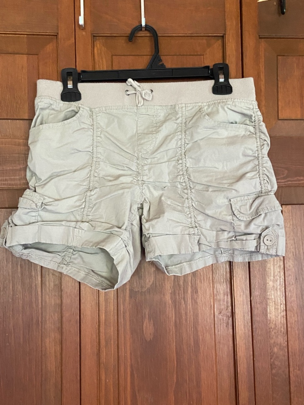 No Boundaries Women's Cargo Shorts - Light Beige